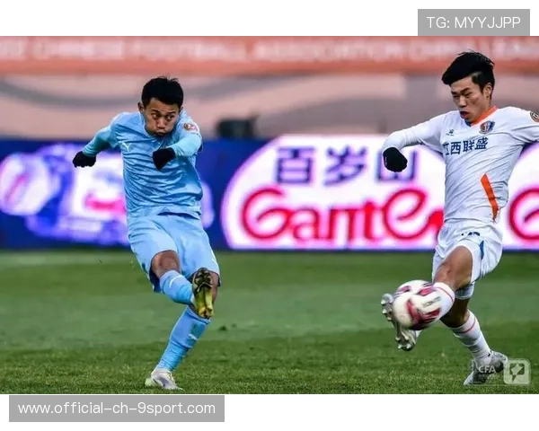 河南队周大地中场抢断，第一时间直传身后