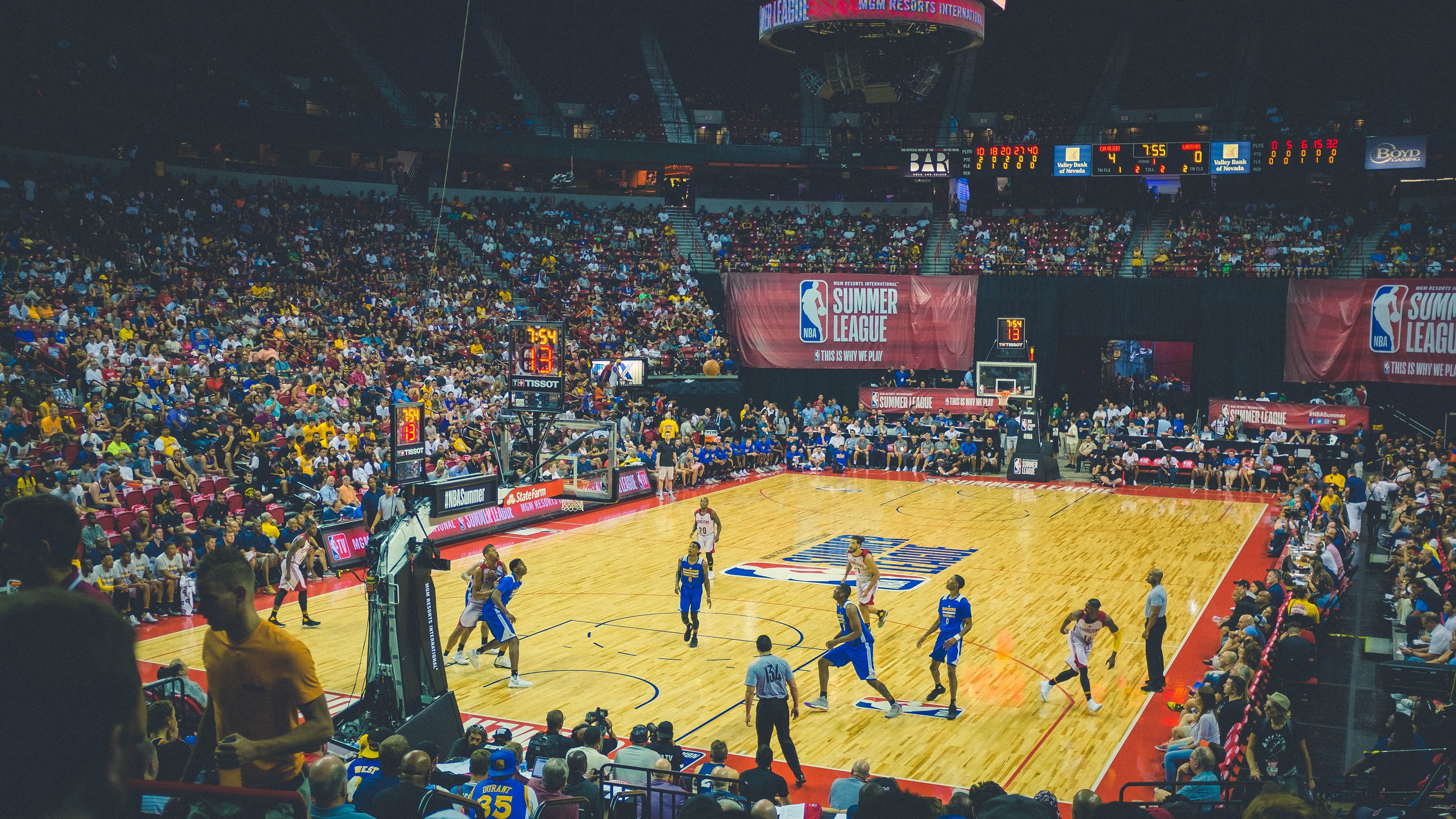 勇士主场战胜太阳，穆迪和库里成为得分机器，勇士新秀穆迪身高